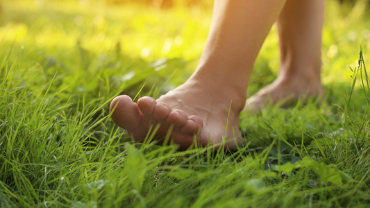 ¿Hacer grounding puede mejorar tu sueño?